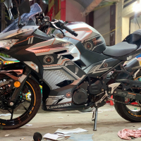 Tem trùm cao cấp nhônm xước cho Ninja 400R