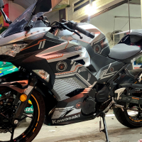 Tem trùm cao cấp nhônm xước cho Ninja 400R
