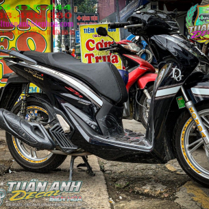 tem-roi-honda-sh-150-2022-dior-den-trang