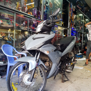 tem-trum-xe-exciter-150-nhom-xam-xi-mang-qua-chat