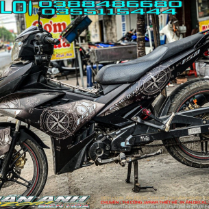 tem-trum-exciter-150-den-bac-voi-cac-hoa-tiet-la-ban-co-dai