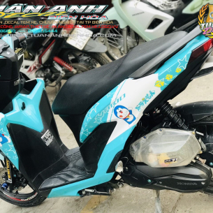 tem-trum-vario-150-doremon-xanh-trang-cuc-de-thuong