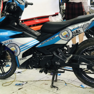 tem-dep-exciter-150-manchester-xanh-bac