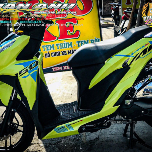 tem-xe-honda-vario-150-vang-chanh-dep-hut-hon