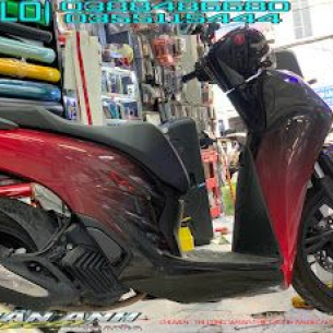 honda-sh-150-2023-do-den-sieu-bong-su-dung-chat-lieu-decal-cao-cap-giup-chiec-xe-trong-dep-hon-nuoc-son