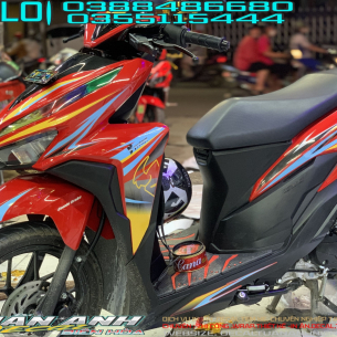 tem-roi-vario-150-xanh-do-cuc-noi-bat