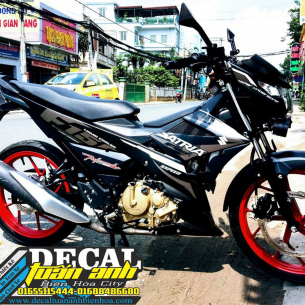 tem-roi-satria-den-xam-decal-chrome