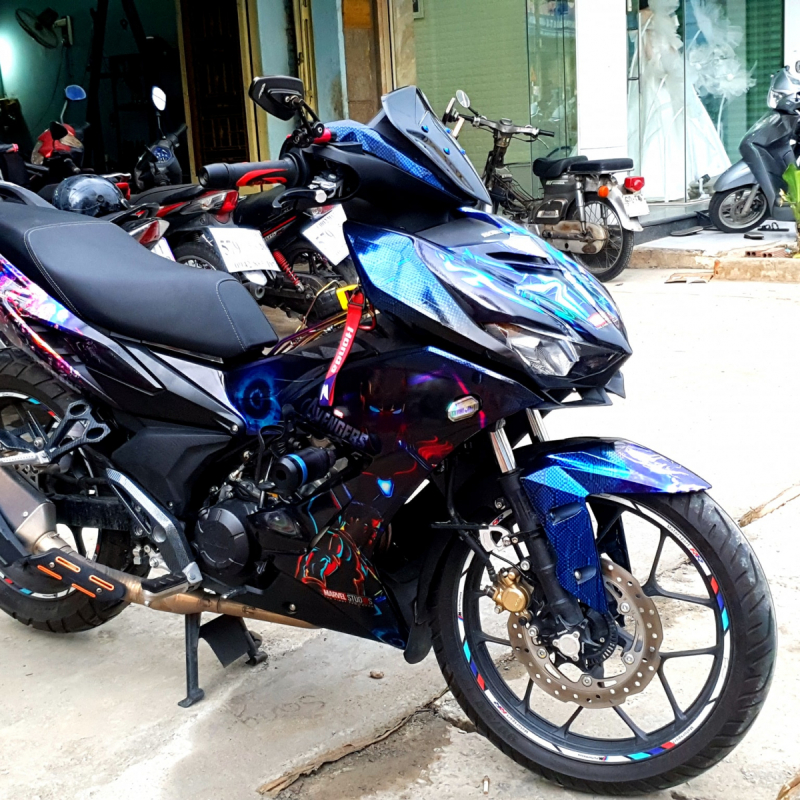 Tem crôm xe Winner X bản Marverl