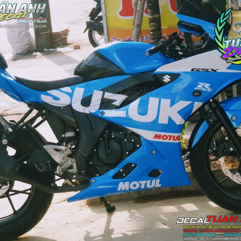 TEM TRÙM  GSX 150 XANH TRẮNG CHỮ SUZUKI LỚN