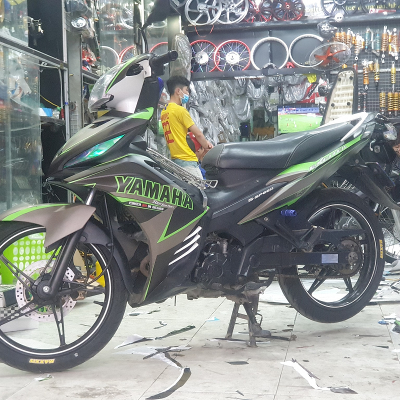 Tem trùm xe Exciter 135 đen xám xanh.