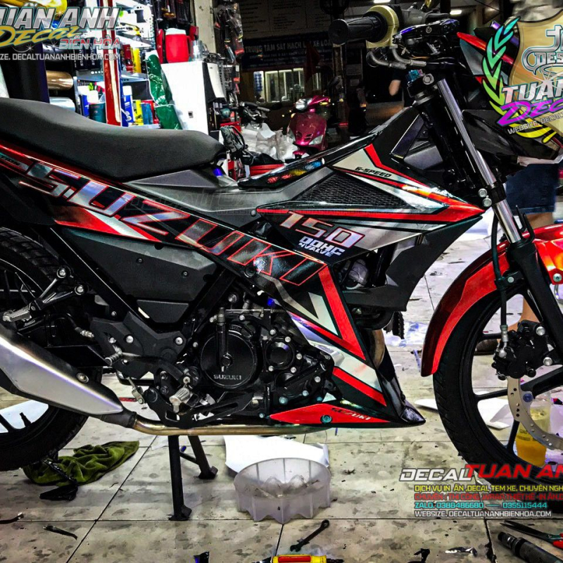 TEM RỜI CROM SUZUKI SATRIA 150 ĐỎ ĐEN
