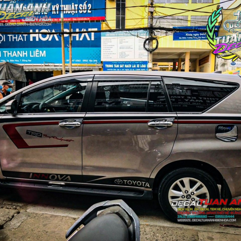 TEM INNOVA TOYOTA ĐỎ ĐEN
